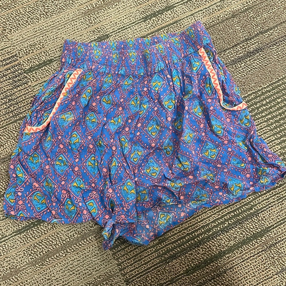 Stretchy Aztec shorts size‎ M
